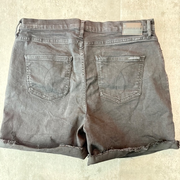 Calvin Klein Jeans High Rise Cuffed Denim Shorts Size 14 Graphite Black Wash - Picture 2 of 3